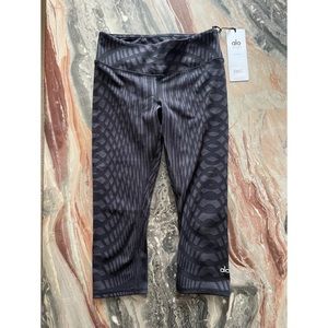 ALO Yoga Black & Gray Airbrush Capris